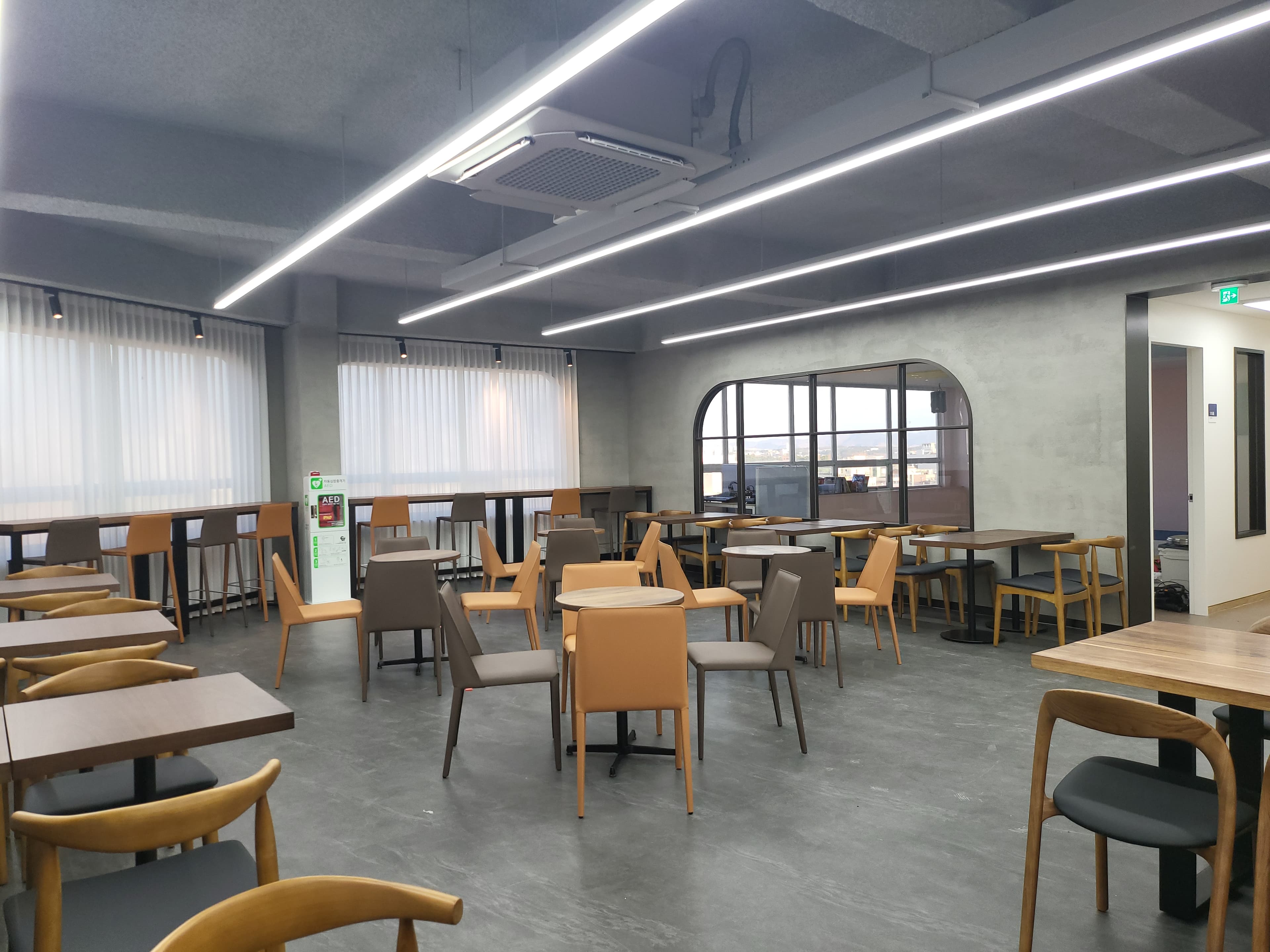 충남 서산 100평 교회 카페 리모델링: 노출천장으로 개방감 확보